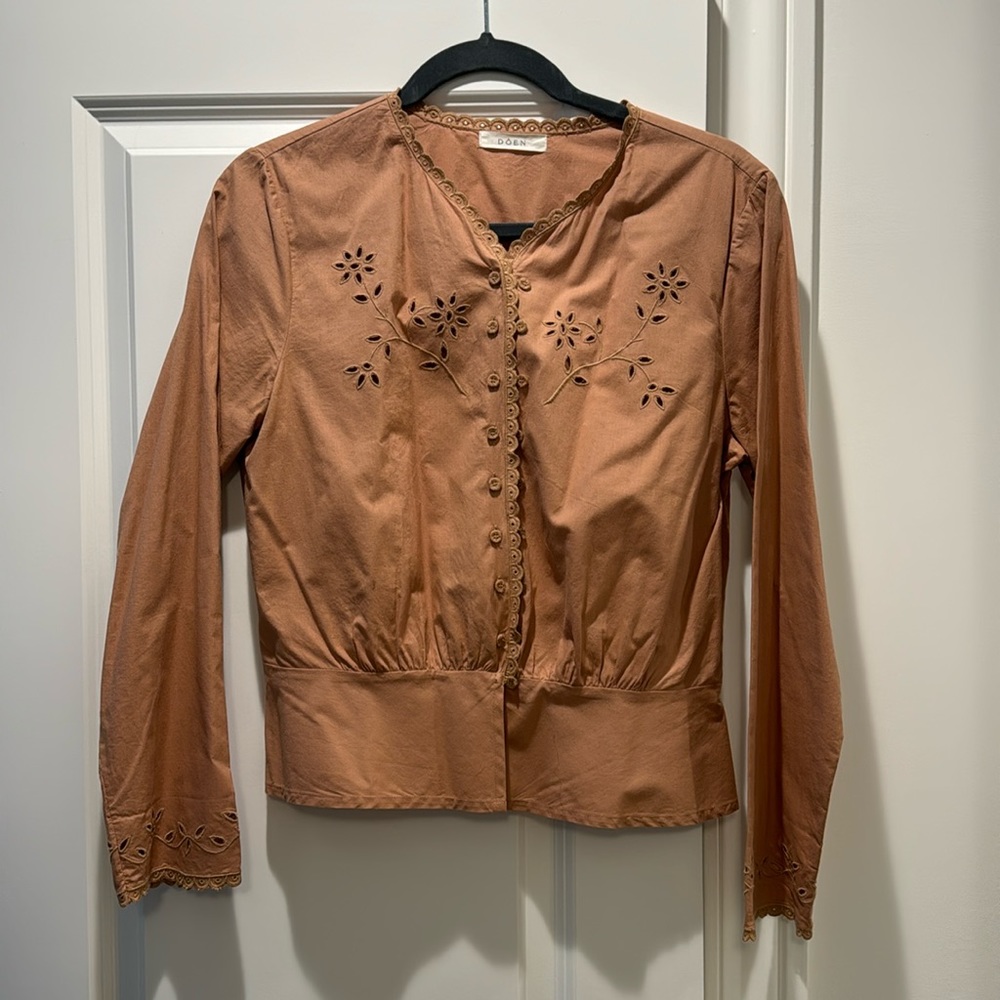 NWOT Doen button down with scalloping and cut outs! size L